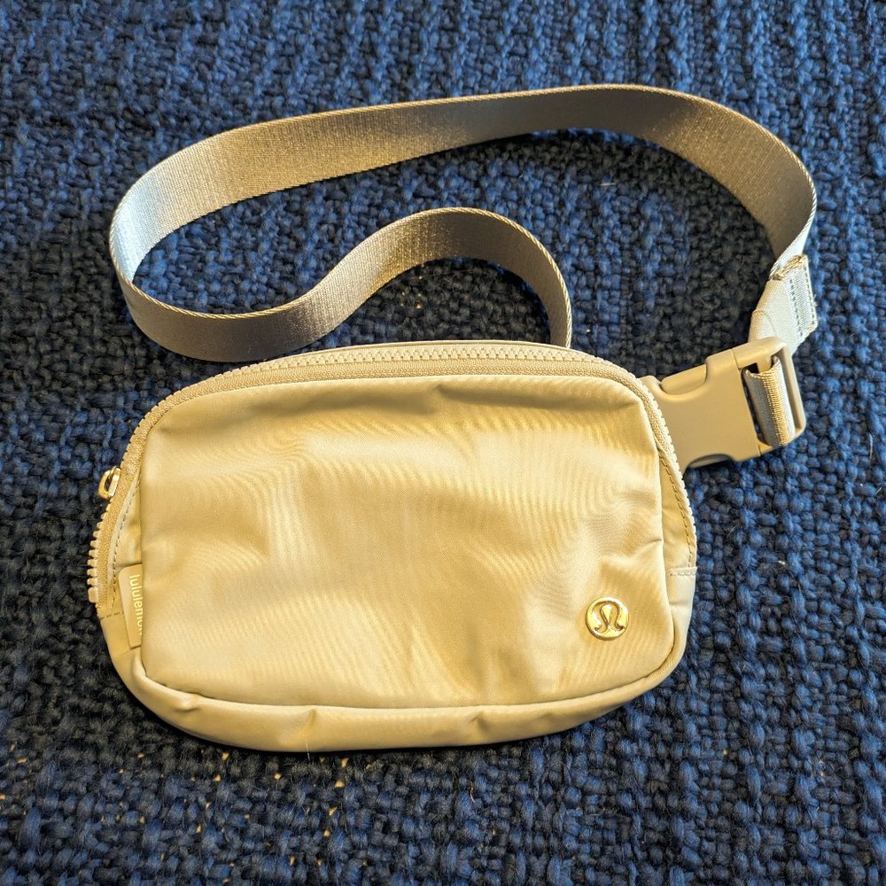 Lululemon Everywhere Bag 1L - silver gray
